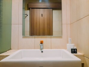 Studio | Bathroom | Shower, free toiletries, towels
