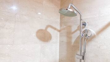 开间 | 浴室 | 淋浴设施、免费洗浴用品、毛巾