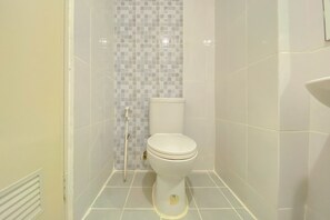 Studio | Bathroom | Shower, free toiletries, towels