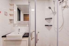 Lejlighed | Badeværelse | Bruser, gratis toiletartikler, håndklæder