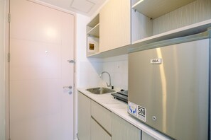 Studio | Private kitchen | Full-size fridge, stovetop - Simply And Nice Studio At Tokyo Riverside Pik 2 Apartment (Teluknaga)