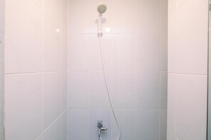 Studio | Bathroom | Shower, free toiletries, towels - Simply And Nice Studio At Tokyo Riverside Pik 2 Apartment (Teluknaga)