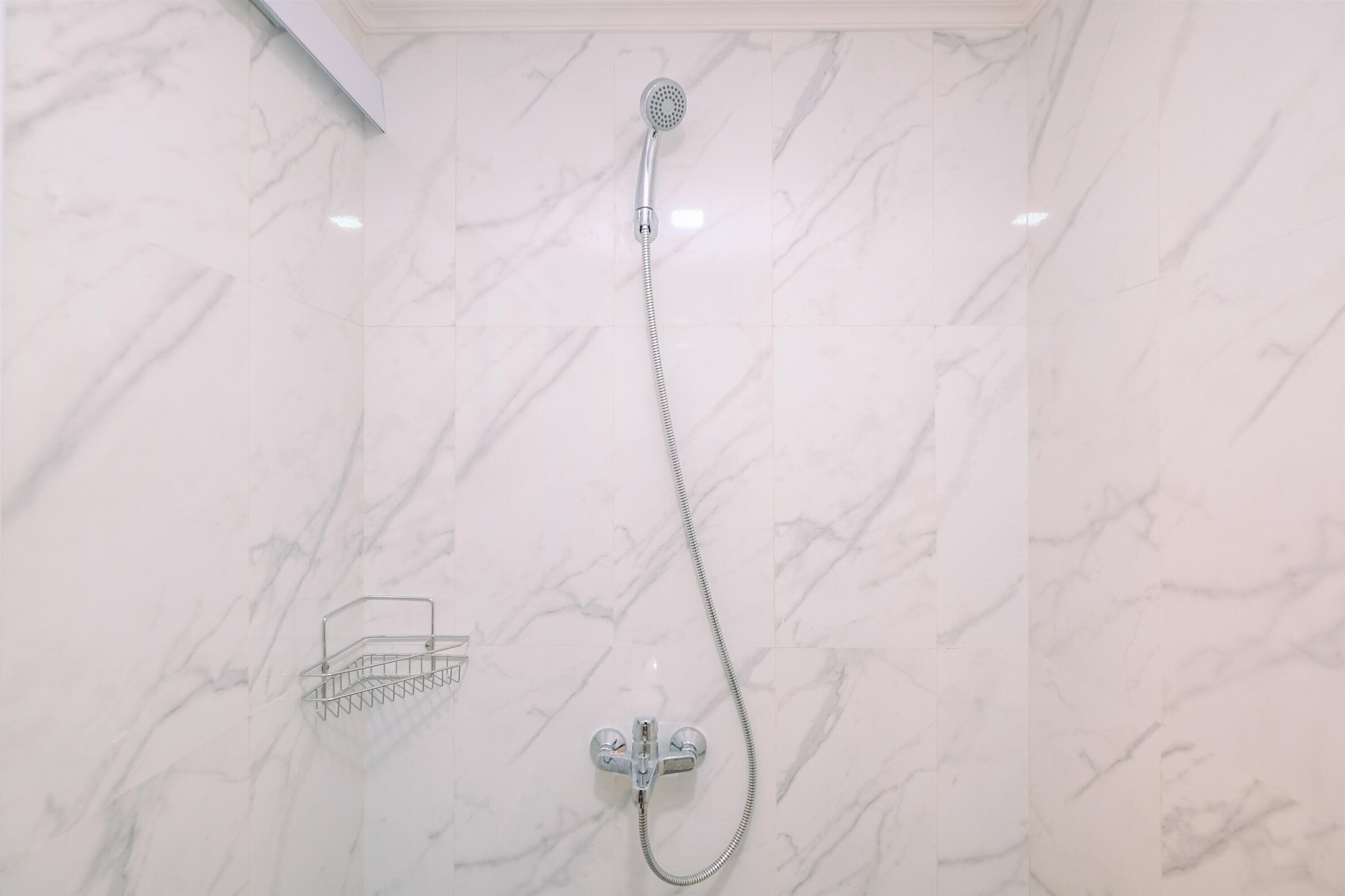 Studio | Bathroom | Shower, free toiletries, towels