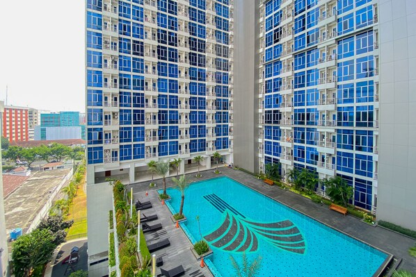 Pool - Great Location And Comfy 1Br Apartment At Capitol Park Residence (Jakarta)