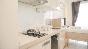 Una cocina moderna con estufa a gas, un lavaplatos compacto y un fregadero.