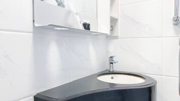 Estúdio | Banheiro | Chuveiro, produtos de toalete grátis, toalhas de banho