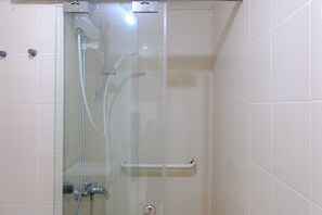 Apartment | Badezimmer | Dusche, kostenlose Toilettenartikel, Handtücher