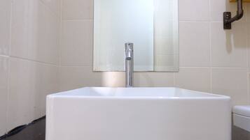 Appartamento | Bagno | Doccia, set di cortesia gratuito, asciugamani