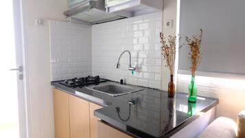 Apartamento | Cozinha privada | Geladeira grande, cooktop