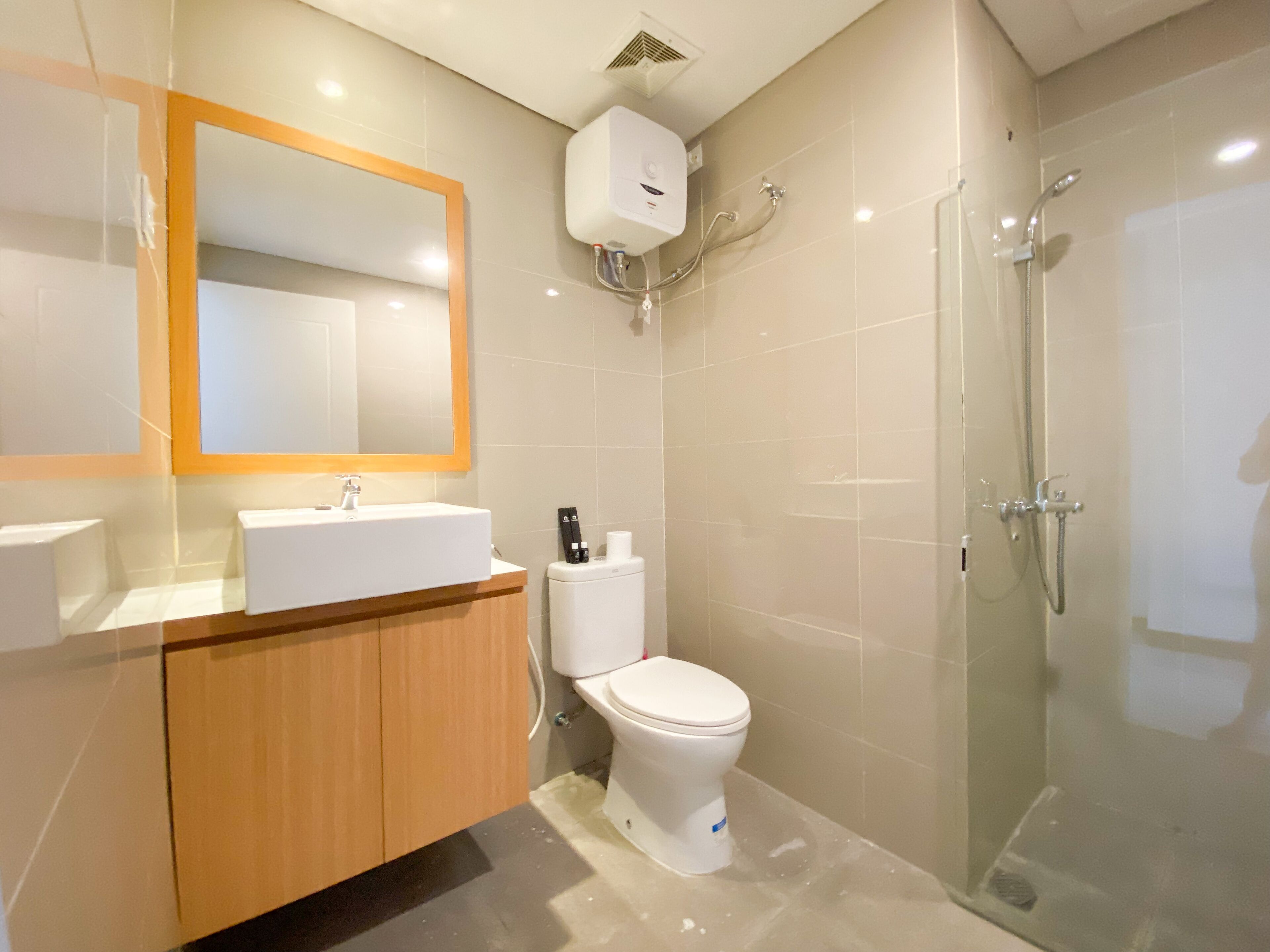 Studio | Kamar mandi | Shower, perlengkapan mandi gratis,  dan handuk