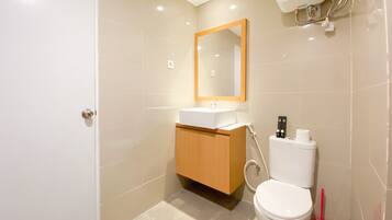 Studio | Kamar mandi | Shower, perlengkapan mandi gratis, dan handuk