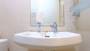 Apartment | Badezimmer | Dusche, kostenlose Toilettenartikel, Handtücher
