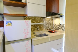 Apartamento | Cocina privada | Frigorífico grande y placa de cocina