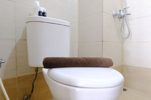 LĂ€genhet | Badrum | Dusch, gratis toalettartiklar och handdukar