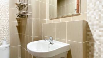 Studio | Salle de bain | Douche, articles de toilette gratuits, serviettes fournies