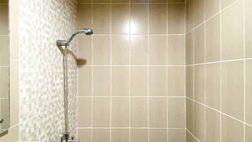 Studio | Bathroom | Shower, free toiletries, towels