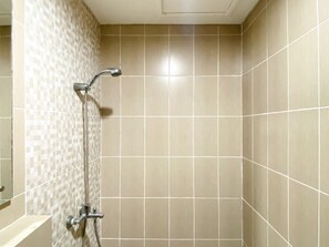 開放式客房 | 浴室 | 淋浴設備、免費梳洗用品、提供毛巾
