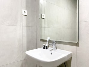 Ducha, artículos de tocador gratuitos, toallas