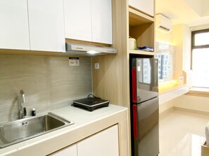 Estudio | Cocina privada | Refrigerador con congelador y parrilla de estufa 