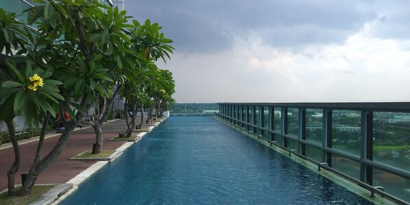 Pool - Homey 1Br With Extra Room Apartment At Aryaduta Residence Surabaya (Surabaya)