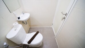Studio | Bathroom | Shower, free toiletries, towels