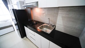 Studio | Eget kök | Stort kylskåp och spishäll