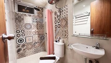 Studio | Bathroom | Shower, free toiletries, towels