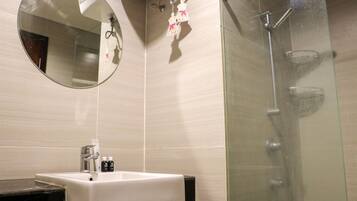 Studio | Phòng tắm | Buồng tắm vòi sen, đồ dùng nhà tắm miễn phí, khăn tắm