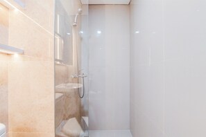 Studio | Badkamer | Een douche, gratis toiletartikelen, handdoeken