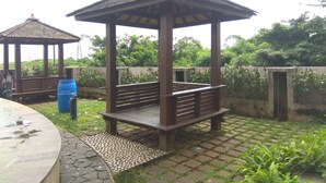 Ein Kiosk mit Fliesenboden und Sitzbank.