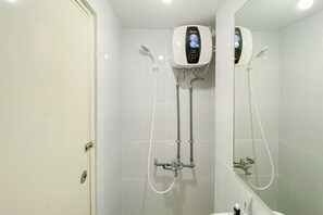Studio | Salle de bain | Douche, articles de toilette gratuits, serviettes fournies