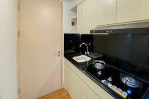 Studio | Private kitchen - Simply And Homey Studio Tokyo Riverside Pik 2 Apartment (Teluknaga)