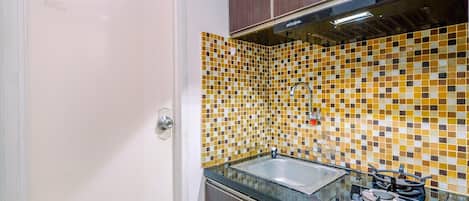 Apartment | Private kitchen | Full-size fridge, stovetop