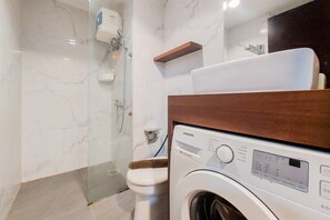 Apartment | Bathroom | Shower, free toiletries, towels