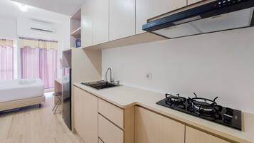 Estudio | Cocina privada | Frigorífico grande y placa de cocina