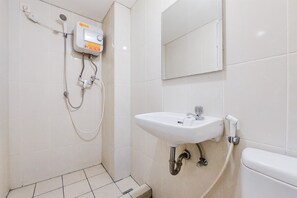 Studio | Bathroom | Shower, towels