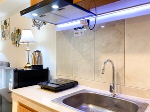 Apartamento | Cozinha privada | Geladeira grande, cooktop