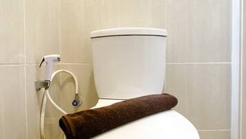 Studiolejlighed | Badeværelse | Bruser, håndklæder