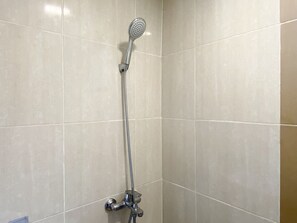 Estudio | Baño | Regadera y toallas 