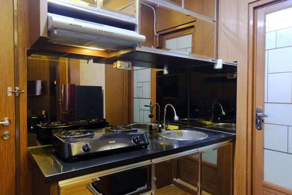 Appartement | Privékeuken | Een koelkast met diepvriezer, een kookplaat