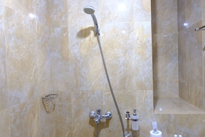 Apartamento | Banheiro | Chuveiro, toalhas de banho