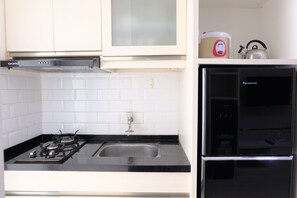 Appartement | Cuisine privée | Réfrigérateur grande capacité avec congélateur, surface de cuisson