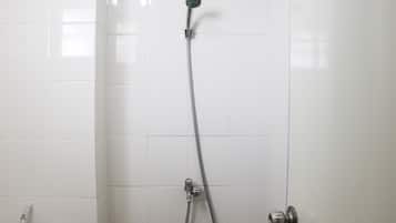 Estudio | Baño | Ducha y toallas