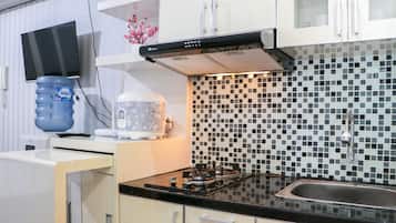 Studio | Private kitchen | Full-size fridge, stovetop