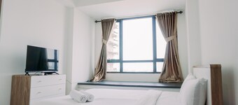 Homey And Comfort Living Studio Collins Boulevard Apartment