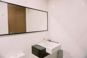 Apartment | Bathroom | Shower, towels - Spacious And Warm 2Br At Ciputra World 2 Apartment (Jakarta)