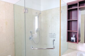 Apartment | Badezimmer | Dusche, Handtücher