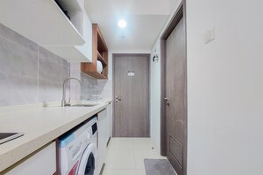 Studio | Private kitchen | Full-size fridge, stovetop