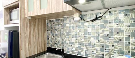 Estudio | Cocina privada | Frigorífico grande y placa de cocina
