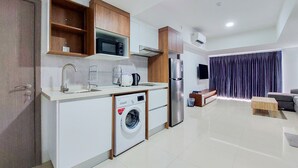 Apartment | Dapur peribadi | Peti sejuk/penyejuk beku saiz penuh, dapur 